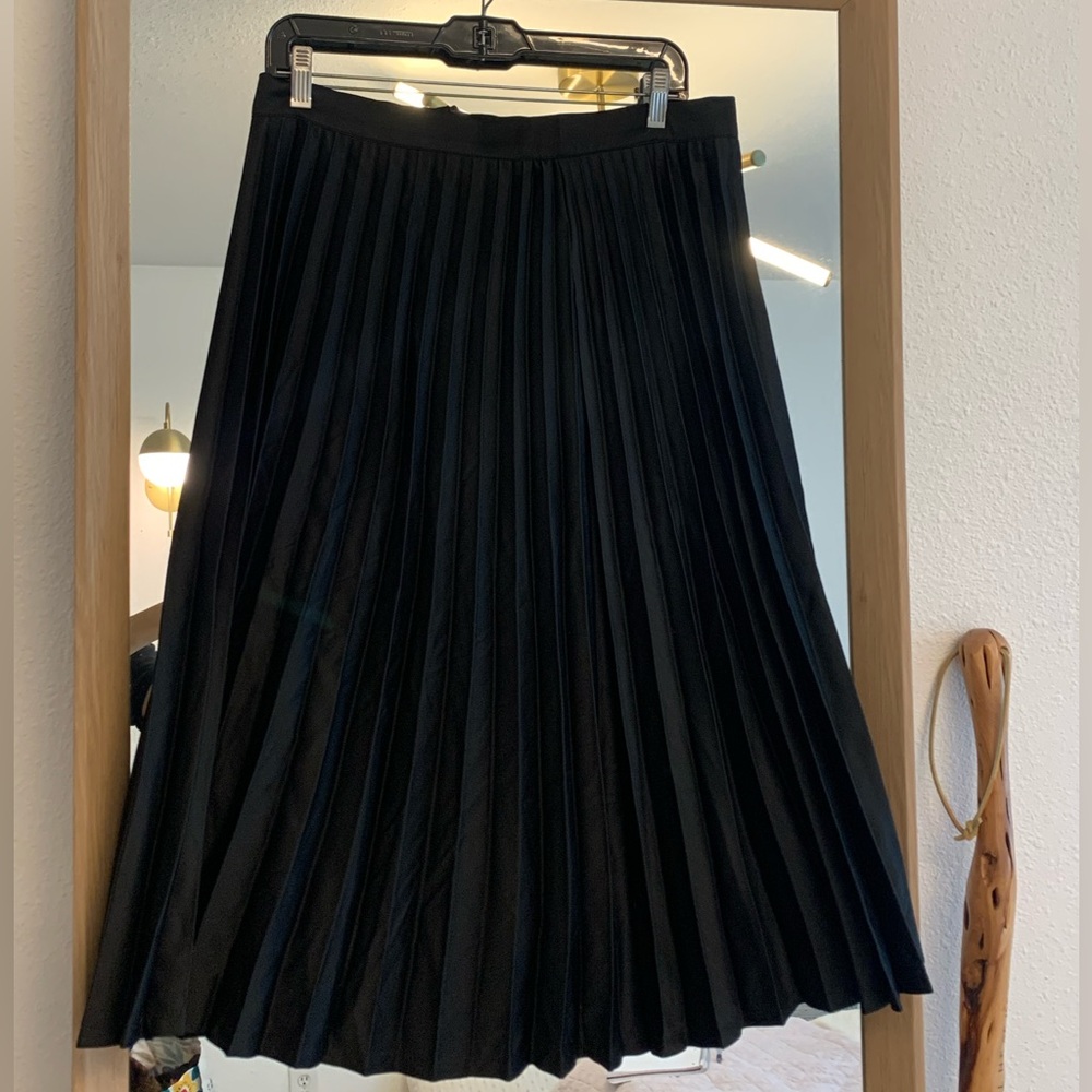 Nvge pleated midi length pleated skirt. Color Black. Size 3XL